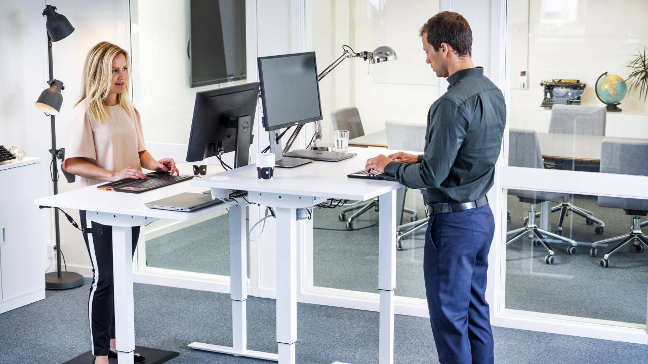 Ergonomisch ingerichte werkplek met verstelbaar bureau